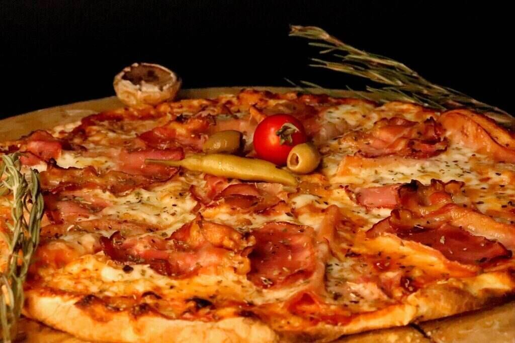 Ispečena pizza na drvenom pladnju